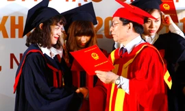 Sinh viên trong lễ nhận bằng tốt nghiệp. ảnh: Như Ý