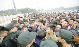 Người hâm mộ sẽ không còn phải xô đẩy, chen chúc xếp hàng chờ mua vé khi VFF quyết định bán vé online. ảnh: VSI