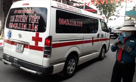 Xe vận chuyển bệnh nhân của Cty Vận chuyển 115 Xuyên Việt xuất hiện sau khi khách hàng gọi đến Trung tâm cấp cứu 115 TP HCM 