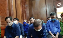 Các bị cáo tại phiên tòa chiều 25/9. Ảnh: Tân Châu