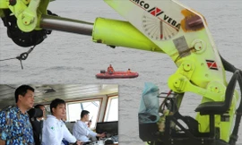 Lực lượng cứu hộ dùng robot hải quân tiếp cận tàu cá bị chìm. ảnh: PV