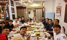 Bữa tối thân mật ở nhà bầu Đức của các cầu thủ HAGL trước khi “xả trại”. Ảnh do HLV Kiatisuk chia sẻ trên trang cá nhân  