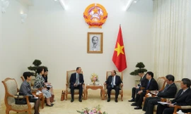 Thủ tướng Nguyễn Xuân Phúc trao đổi với TS Kidong Park Ảnh: Quang Hiếu 