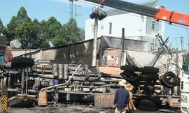 Chiếc xe bồn cháy trơ khung