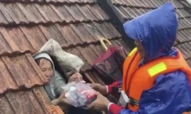 Nhiều người dân phải chui mái ngói để nhận quà 