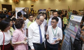 Lê Minh Tuấn giới thiệu các ứng dụng của công nghệ Graphene Nano với Bí thư Thành ủy TPHCM Nguyễn Thiện Nhân tại cuộc thi Vietnam Startup Wheel 2018. Ảnh: Đ.D 