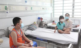 Bệnh nhi điều trị sốt xuất huyết tại Bệnh viện Nhi T.Ư (Hà Nội)