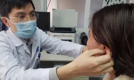 Bác sĩ Nguyễn Hữu Quang khám cho bệnh nhân. Ảnh: T.H