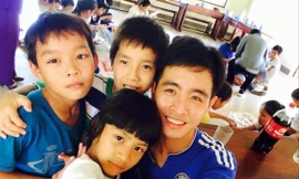 Thầy Dương Quốc Bảo cùng học sinh tại lớp học tiếng Anh miễn phí ở Quảng Nam. Ảnh: NVCC