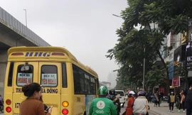 Bất chấp phương tiện đang lao đến, xe khách BKS 17B-01691 của nhà xe Hoàng Hà chạy tuyến Thái Bình - Hà Nội cho khách hàng xuống đường, gây ùn tắc và mất an toàn giao thông 