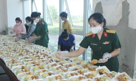 Hội phụ nữ Bộ CHQS tỉnh Thừa Thiên Huế và ĐVTN huyện Phú Vang chuẩn bị bữa ăn cho cán bộ, chiến sĩ và công dân ở khu cách ly .Ảnh: D.Đ 