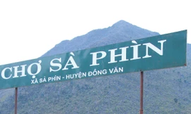 Tác giả tại chợ Sà Phìn, Đồng Văn trong chuyến công tác cuối năm 2012. Ảnh: Trường Phong