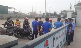 Kiểm tra thân nhiệt cho lao động nước ngoài trước khi vào làm việc tại doanh nghiệp ở Bắc Giang, ảnh chụp ngày 17/2/2021. Ảnh: Ng. Thắng 