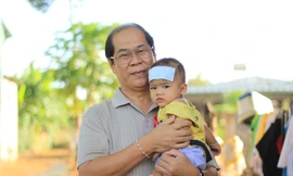 Ông Đinh Minh Nhật và con nuôi chưa đầy tuổi của mình 