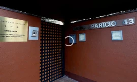 Một cửa ra vào của Đại sứ quán Triều Tiên tại Madrid. Ảnh cắt từ clip của CNN