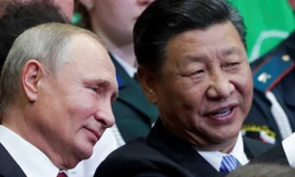 Tổng thống Nga Vladimir Putin (trái) và chủ tịch Trung Quốc Tập Cận Bình trong dịp gặp ở Vladivostok năm 2018. Ảnh: Reuters 