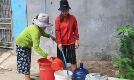 Để có nước phục vụ sinh hoạt hàng ngày người dân phải đi mua, xin nước về sử dụng. Ảnh: Nguyễn Ngọc