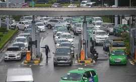 Trạm thu phí ô tô vào sân bay Tân Sơn Nhất luôn đông xe vào các khung giờ cao điểm