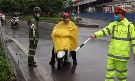 Hà Nội sẽ xử phạt vi phạm quy định phòng chống COVID-19. Ảnh: Trường Phong