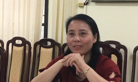 Bà Đinh Thị Hường trao đổi với PV báo Tiền Phong. ảnh: Nghiêm Huê