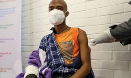 Một tình nguyện viên thử nghiệm lâm sàng một loại vắc-xin COVID-19, tại Nam Phi vào ngày 24/6. Ảnh: Reuters 