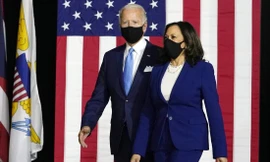 Joe Biden và Kamala Harris từng bước tiến đến đài chiến thắng