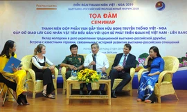 Các khách mời chia sẻ về những kỷ niệm gắn bó Việt Nam, LB Nga tại chương trình. Ảnh: Xuân Tùng