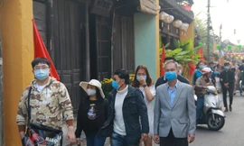 Khách du lịch đeo khẩu trang khi tham quan phố cổ Hội An 