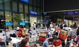 Hành khách chờ làm thủ tục tại sân bay Tân Sơn Nhất (TPHCM) 