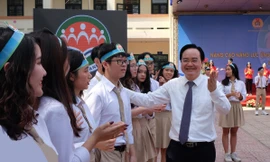 Bộ trưởng Phùng Xuân Nhạ giao lưu với học sinh trong Lễ phát động Trường học hạnh phúc tại trường THPT Phan Huy Chú (quận Đống Đa, Hà Nội) ngày 22/4/2019  