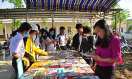 Học sinh tại khu trưng bày của khu vườn đọc sách