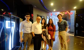 Nhà văn Ngô Thảo (áo trắng, thứ hai từ trái sang), ông là người có nhiều đóng góp với những tác phẩm điện ảnh chuyển thể văn học của công ty BHD