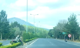 Bất chấp biển cấm, nhiều xe máy vẫn lao trên cao tốc Liên Khương - Prenn