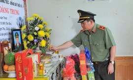 Thiếu tướng Đinh Văn Nơi thăm hỏi gia đình các liệt sĩ vụ tấn công tại Đắk Lắk