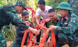 Múc đất trong vườn, tá hỏa phát hiện quả bom 'khủng' còn nguyên ngòi nổ