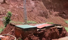 Bồn chứa xăng ở Đắk Nông bất ngờ trồi lên mặt đất