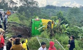 Tai nạn liên hoàn, xe khách bị lật khiến 3 người bị thương