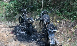 Tuần tra trở về, nhân viên bảo vệ rừng phát hiện 2 xe máy bị đốt trơ khung