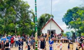 Trai gái đồng bào Xơ Đăng nhảy múa tại lễ hội mừng lúa mới