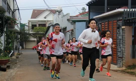 Chú rể cùng 30 người chạy bộ hơn 31 km đi đón dâu