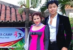 Hoàng Việt lại khoe 'bồ già' xì tin váy bó