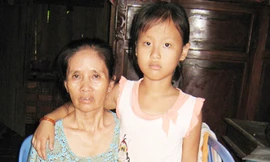 Cháu Huỳnh Kim Ngân và bà ngoại. Ảnh: K.G