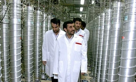 Tổng thống Iran Mahmoud Ahmadinejad tới thăm cơ sở hạt nhân Natanz vào năm 2008