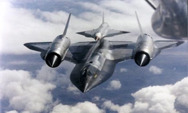 Một chiếc D-21 trên tàu mẹ là máy bay A-12