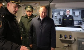 Ông Putin, phía sau là bộ trưởng Shoigu, tới thị sát con tàu lớp Gremyashchi 