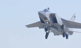 Tiêm kích MiG-31 mang tên lửa Kinzhal dưới bụng