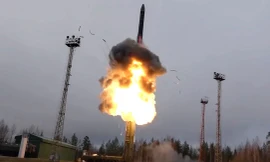 Một tên lửa đạn đạo của quân đội Nga được phóng từ bệ phóng trên xe kéo