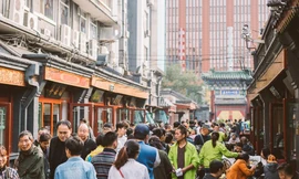 Dân số già là điểm yếu của Trung Quốc, khi người trong độ tuổi lao động giảm tỷ lệ, trong lúc người về hưu ngày càng tăng