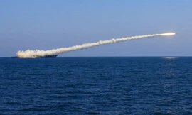 Khuc trục hạm Đài Châu của Trung Quốc phóng tên lửa