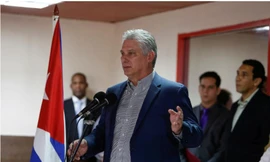 Chủ tịch Diaz-Canel nói chuyện với các bác sỹ Cuba hôm 23/11 tại Havana (Reuters)